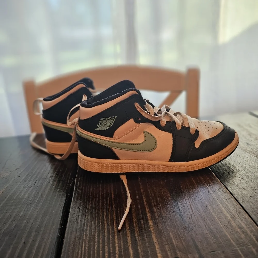 Nike Air Jordan 1 Mint And Black Youth Sneakers